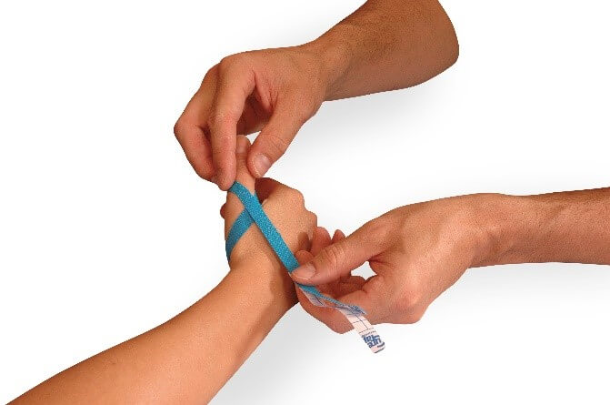 Medical taping skier's thumb3